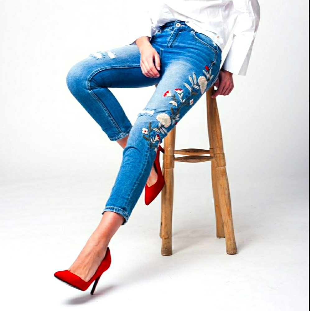 Q2 Boyfriend Embroidered Jean's Best in Bouti… - Picture 1 of 7